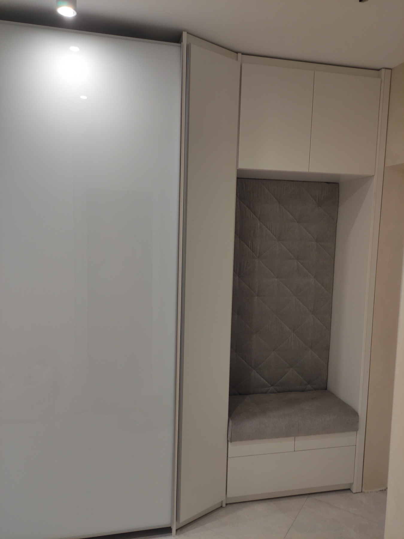 Шафа сучасна, в сірих тонах. Фурнітура Hettich 04-1134